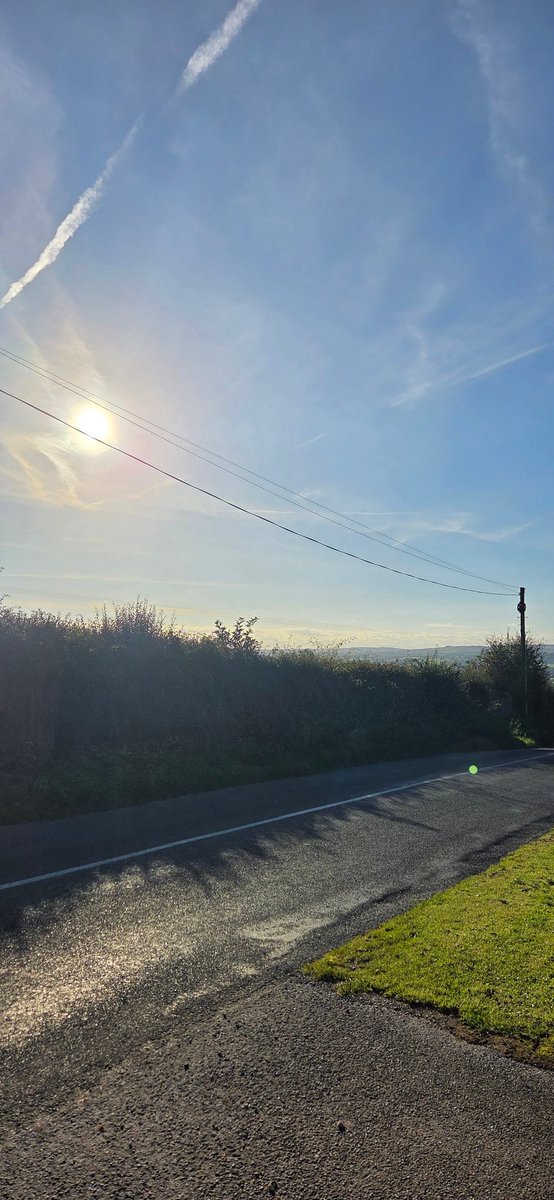 fitzyok's tweet image. An aimsir go breá ar maidin(pleasant morning).Isteach go cathair Chorcaí ansin(trip to Cork city).Cupán deas caife agus toirtín sa #BookShelf 
Athrú agus báisteach ag teacht( change &amp;amp;🌧coming).
Am don(time for) #RyderCup2025 
#300DaysofGaeilge 
#300daysofwalking 
#GaéilgeGachLa