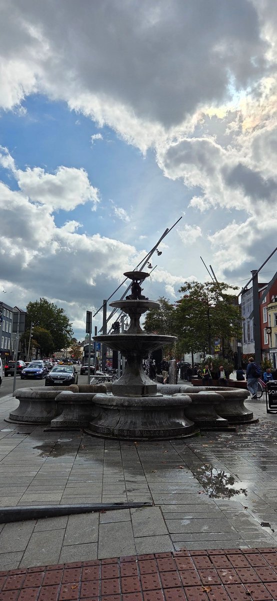 fitzyok's tweet image. An aimsir go breá ar maidin(pleasant morning).Isteach go cathair Chorcaí ansin(trip to Cork city).Cupán deas caife agus toirtín sa #BookShelf 
Athrú agus báisteach ag teacht( change &amp;amp;🌧coming).
Am don(time for) #RyderCup2025 
#300DaysofGaeilge 
#300daysofwalking 
#GaéilgeGachLa