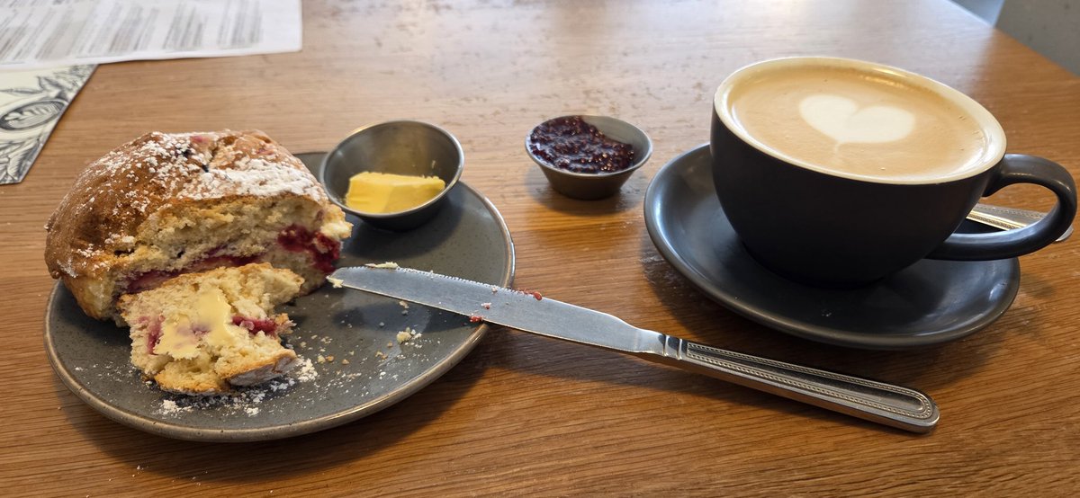 fitzyok's tweet image. An aimsir go breá ar maidin(pleasant morning).Isteach go cathair Chorcaí ansin(trip to Cork city).Cupán deas caife agus toirtín sa #BookShelf 
Athrú agus báisteach ag teacht( change &amp;amp;🌧coming).
Am don(time for) #RyderCup2025 
#300DaysofGaeilge 
#300daysofwalking 
#GaéilgeGachLa