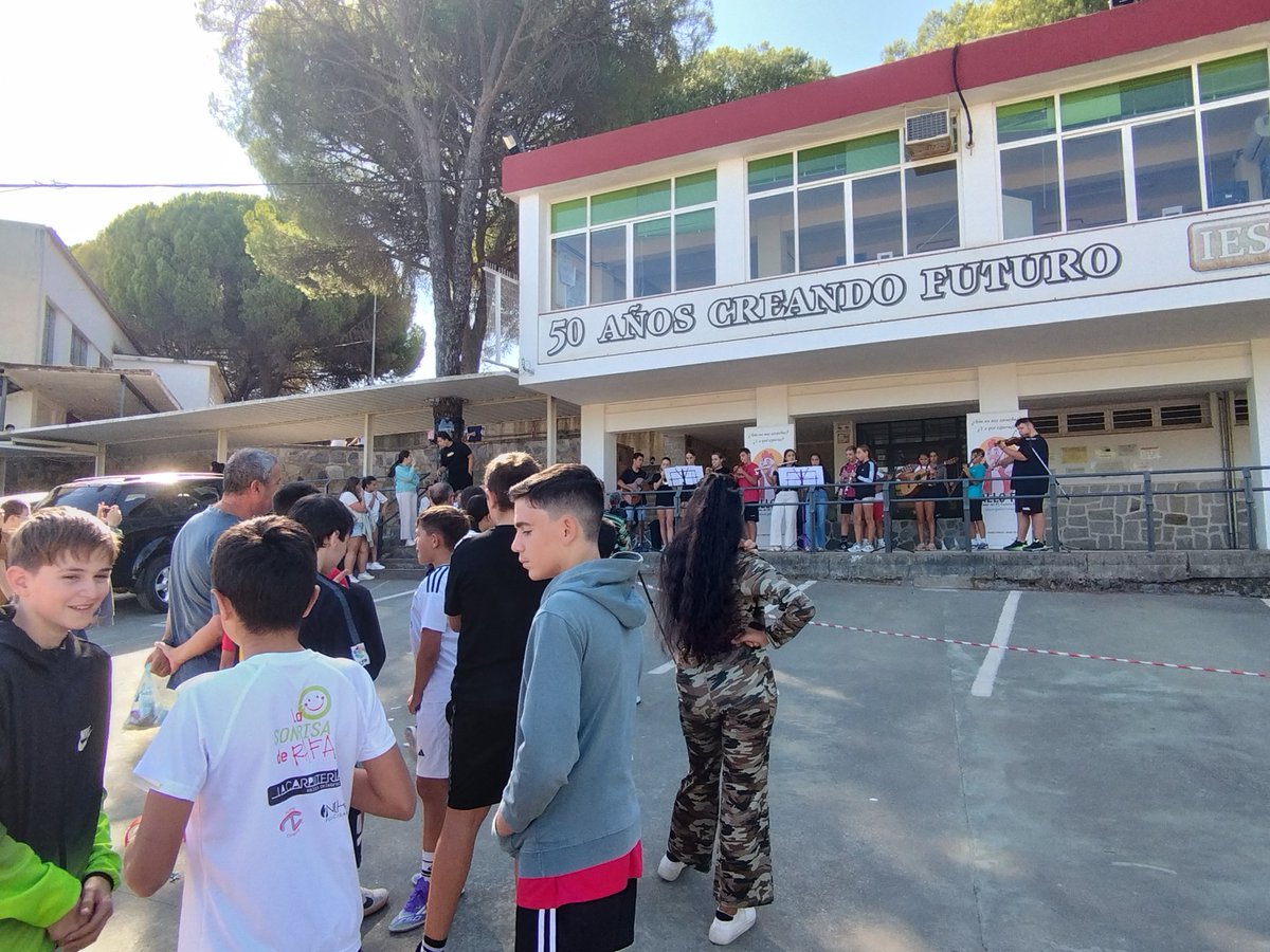 𝗟𝗔𝗦 𝗠𝗔𝗡̃𝗔𝗡𝗔𝗦 𝗗𝗘 𝗚𝗔𝗟𝗟𝗢 𝗙𝗠 | Un numeroso grupo de músicos del #IESCM interpreta los sones de la Esquila en el porche de Dirección en la antesala del fin de semana de su presentación ante la Virgen del Rosario 😍🥰

#IESCM #RadioEscolar #gallofm Gallo FM