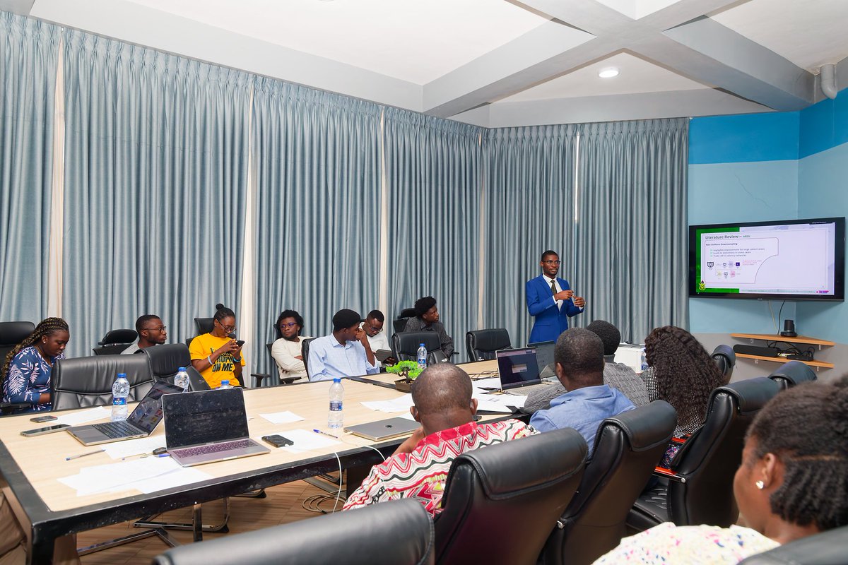 compengKNUST's tweet image. 📍𝐓𝐡𝐫𝐞𝐞 𝐟𝐫𝐞𝐬𝐡 𝐏𝐡𝐃𝐬 𝐢𝐧 𝐭𝐡𝐞 𝐛𝐚𝐠!

@M_Cobbinah, @amin95625, and @AlbertKDede, all PhD students in Computer Engineering, have successfully defended their theses.

The department is proud, and the future of research looks even brighter.