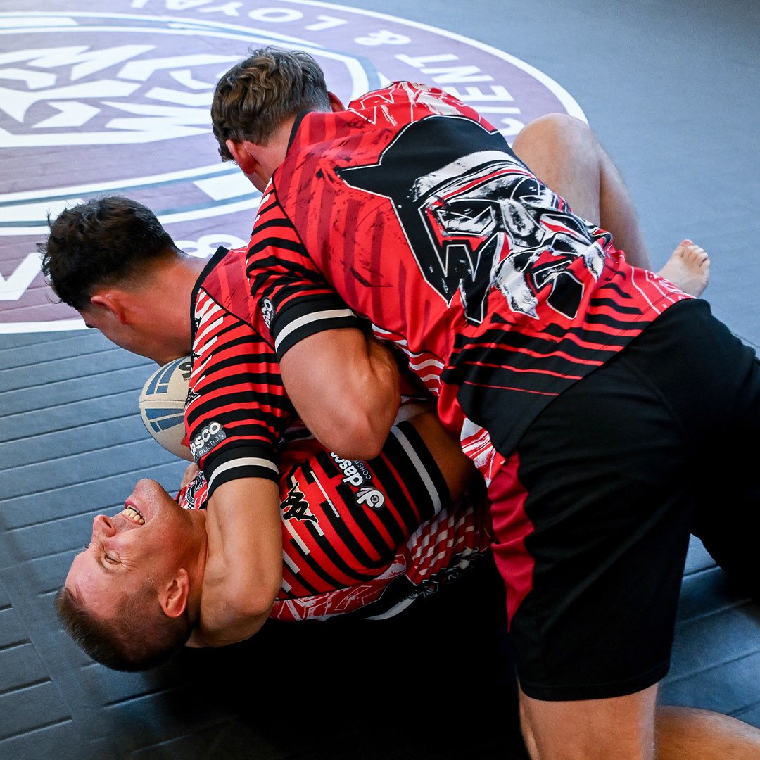 I recently took a trip to Wigan Warriors where I was invited to train with the lads, many of them members of the England Rugby League team. Fantastic people and we created an amazing story and video. My ribs have almost recovered, so that’s good! 😅💪