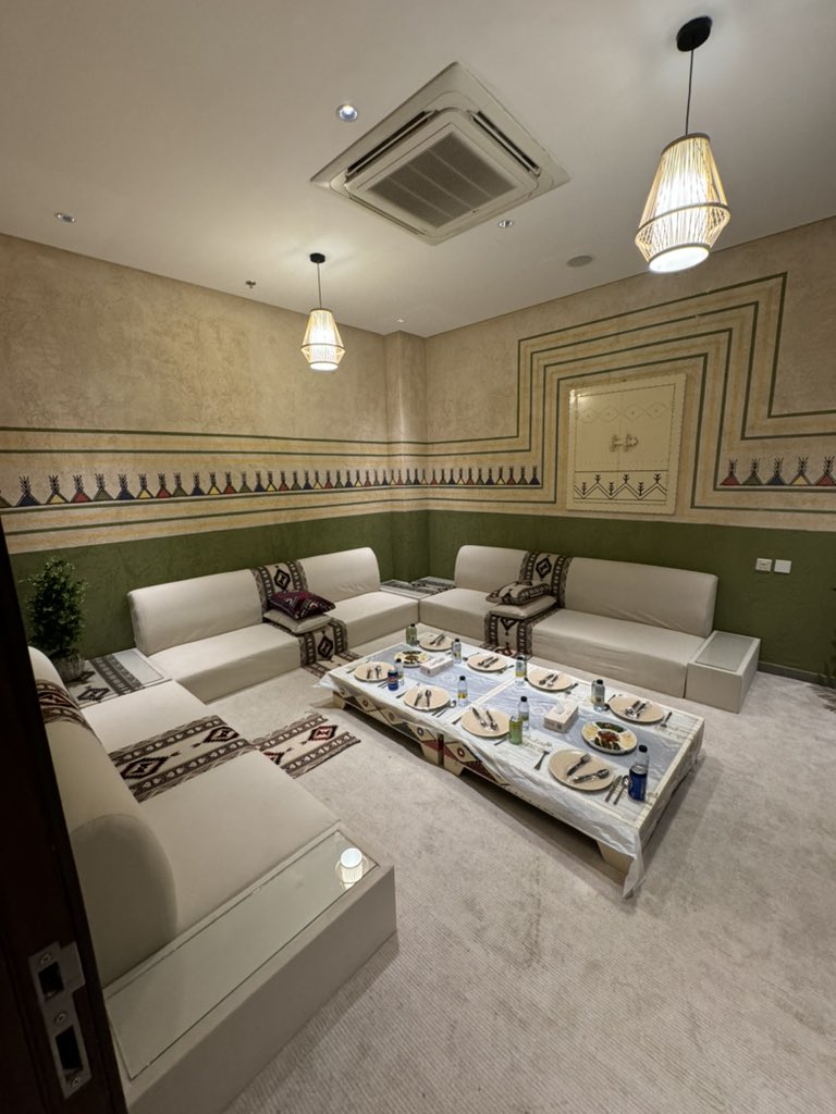 مطاعم قمم السودة 🤩📍
مشهور بتقديم الاكل الجنوبي من اكثر من30 سنه
اشهر الاكلات الجنوبيه السليق والحنيذ و العصيدة 
مكان مناسب للافراد والعائلات بجلسات مغلقة 
واسعار مناسبة للجميع وهذا الفرع الثاني 
قرطبة📍 maps.google.com/?q=%D9%85%D8%B…