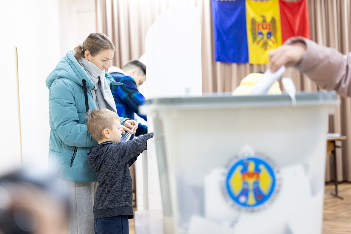 EuropeElects's tweet image. The country faces its first parliamentary election since Russia's full-scale invasion of neighbouring Ukraine, and the first election since a narrowly decided referendum, which enshrined Moldova's wish for EU membership. Will voters choose to keep heading towards Europe?…
