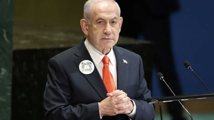 🚨O primeiro-ministro de Israel, Benjamin Netanyahu, usou um broche com um QR Code com imagens e vídeos do 7 de outubro de 2023, o maior massacre de judeus em um único dia desde o Holocausto.

Esse gesto é fundamental. O mundo se esqueceu do 7 de outubro e de quem são os inimigos