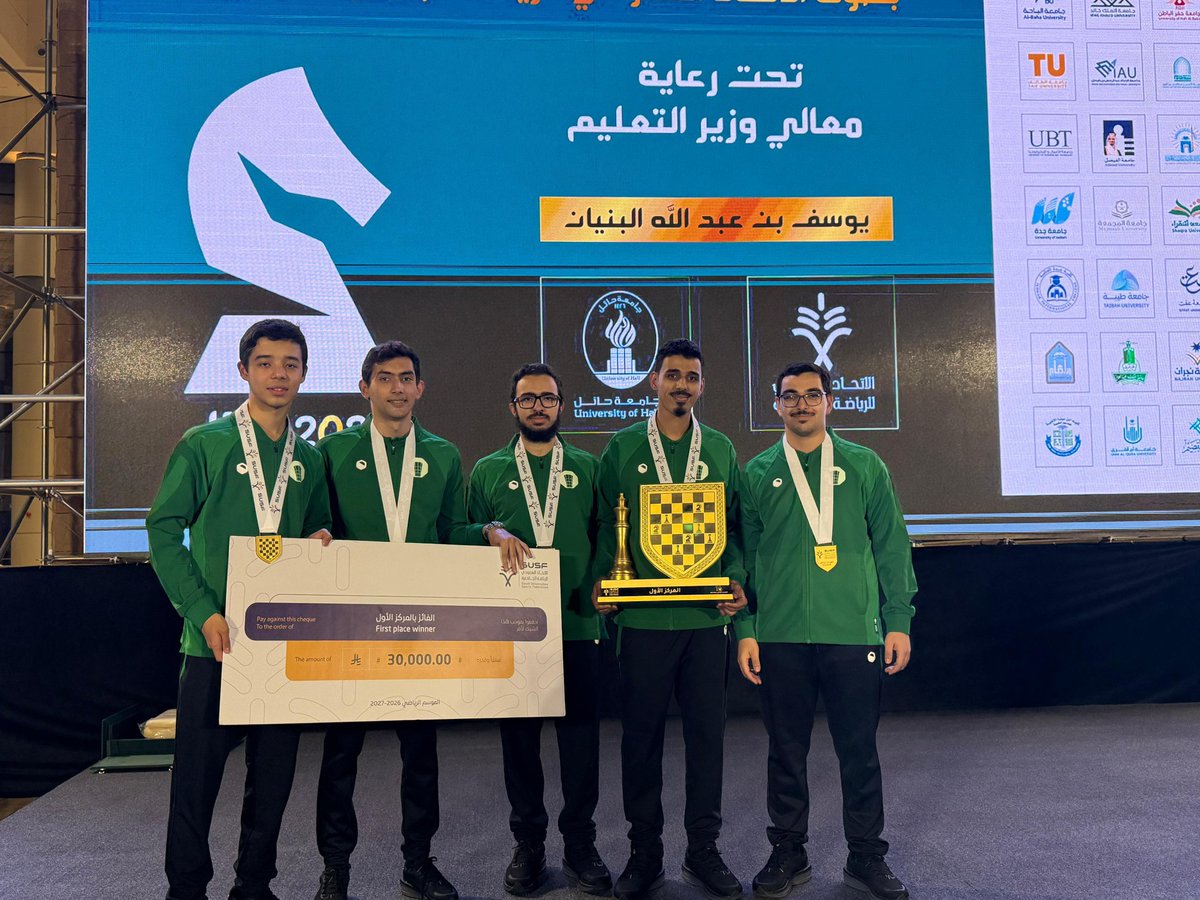 نبارك لرئيس نادي الحاسب محمد رشاد وفريقه 🏆 على فوزهم بالمركز الأول على مستوى الجامعات السعودية ببطولة الاتحاد السعودي للشطرنج♟️🇸🇦 
ألف مبروك قائدنا 😍💙
