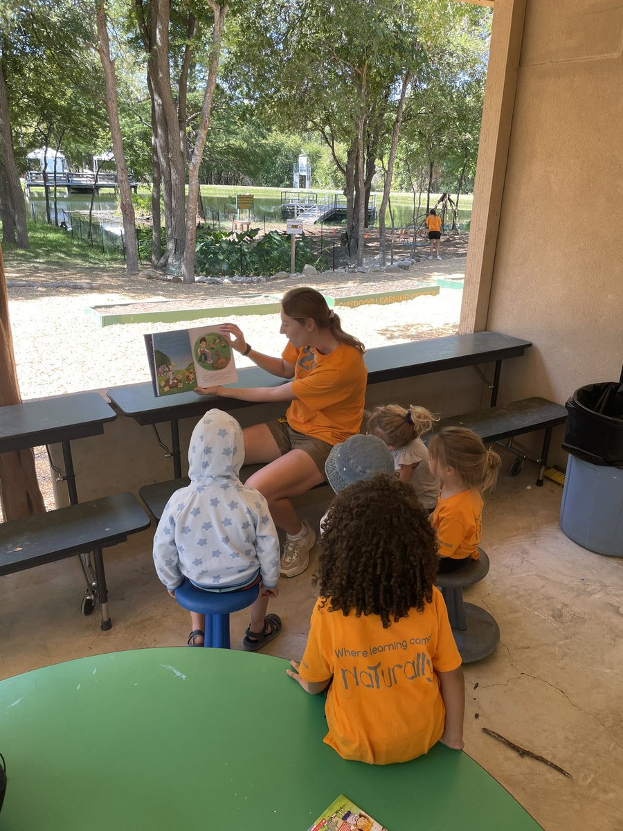 📚✨ Reading outside means everyone learns in their own way—some friends listened to stories, others dug in the sandbox or searched for bugs. That’s the joy of nature preschool! There are still openings to join in on the fun! Email ilolc@seguin.k12.tx.us for more information 🌿