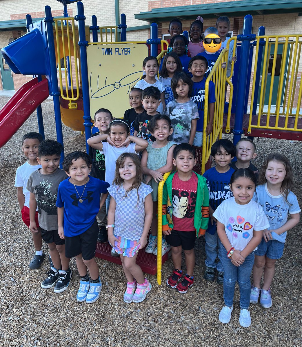 #FamilyPhotoFriday 💙🐾 <a href="/NISDWernli/">Dr. Caroline Wernli Elementary School</a>