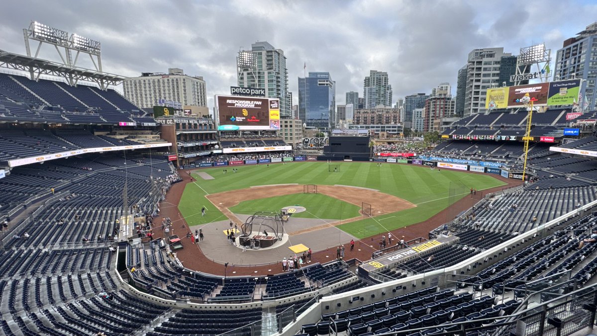 SammyLev's tweet image. Good evening from downtown San Diego. 

It’s the final weekend of the regular season. 

Pregame coverage begins at 5:40 PM on @973TheFanSD. You’ll hear from Gavin Sheets, Ryan O’Hearn, and Mike Shildt. 

First pitch against the D-backs at 6:40.