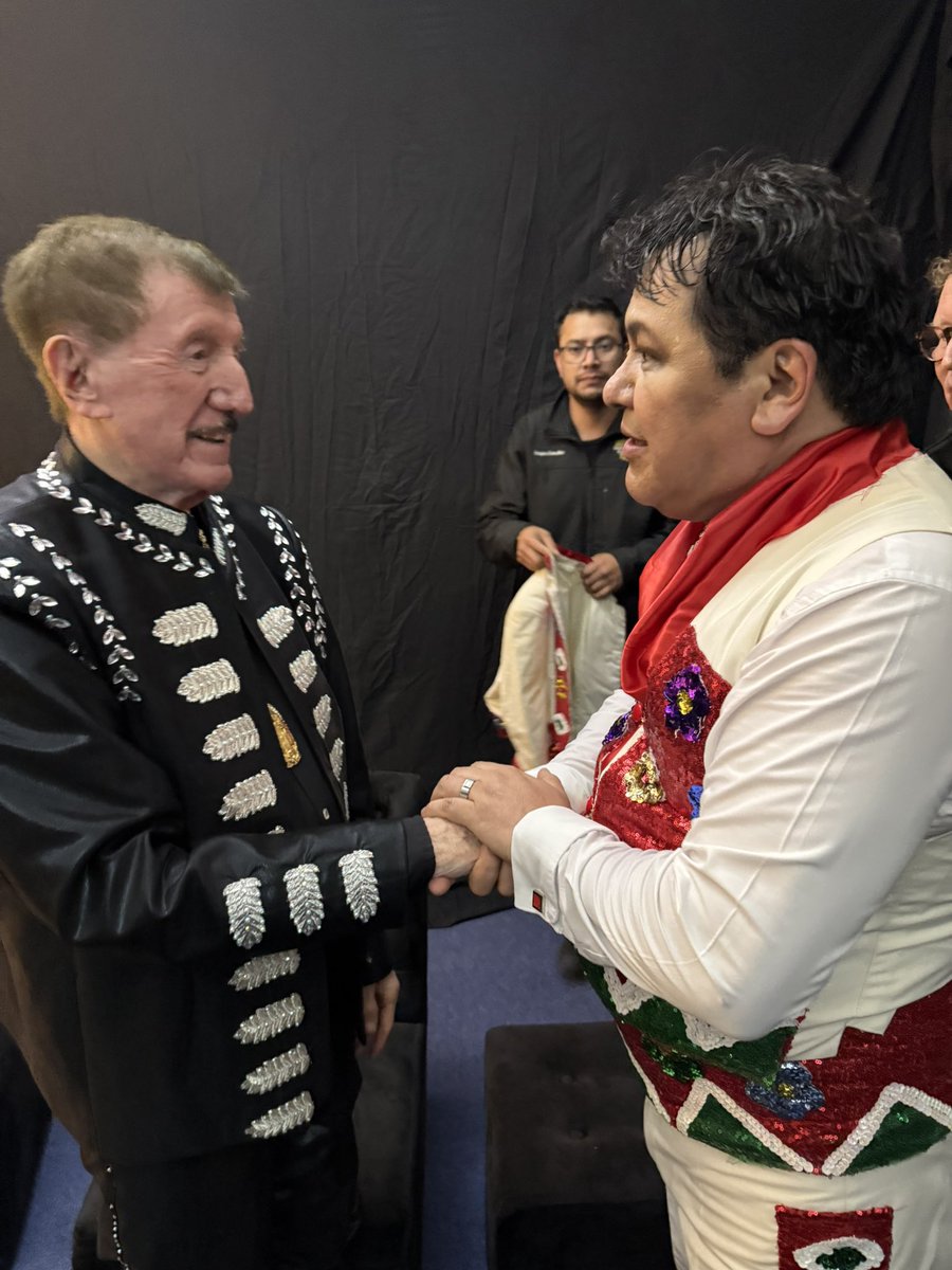 Un honor coincidir con el maestro <a href="/SoyJaimeVarela/">Jaime Varela</a> el paso 15 de septiembre en la <a href="/A_VCarranza/">Alcaldía Venustiano Carranza</a> gran plática tuvieron <a href="/GermanLga12/">Germán Lizarrága Lizarrága</a> y Jaime Varela #huyahuya #VivaMexico viva nuestras fiestas patrias #ElHeredero #EstrellasDeSinaloa