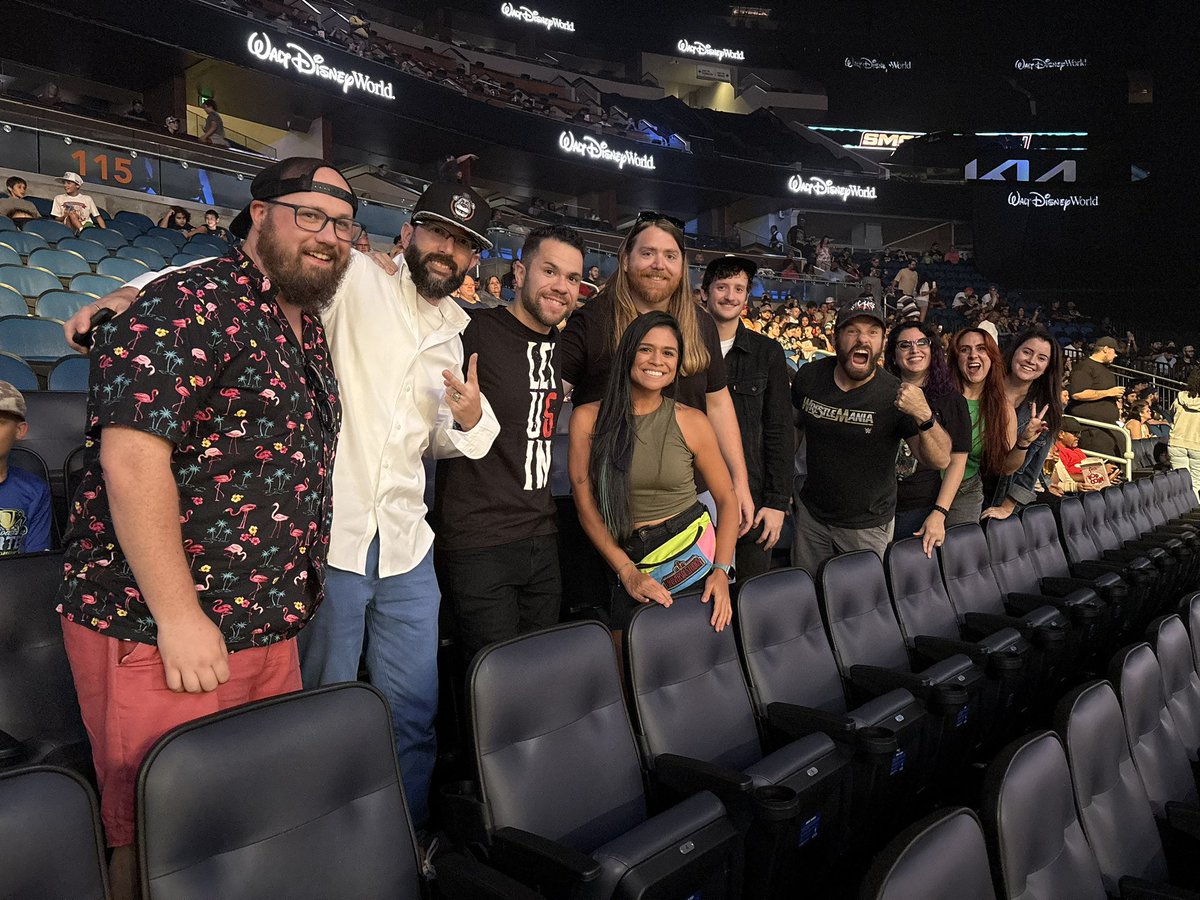 RamonParadoa's tweet image. UO crew at #WWESmackdown!