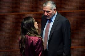 - Te robaste casi 100 millones y a mí solo tocó besos rancios, caricias sucias, viajes pecaminosos en jets militares mientras me leías un libro de poemas chafas... ¡Ah! y una pinche jirafa!!... ¡Quiero la mitad!