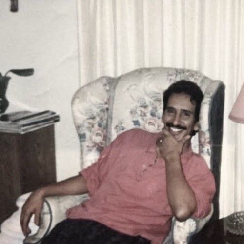 لا تزعلني وتحكم علي اني زعول 
وانت تدري مستحيل ازعل الا من بلا

والعذر في بعض الاحيان مايلقى قبول 
في وسع صدرٍ تحمل زعل لين امتلا 

مشكلة غلطتك ماتقبل انصاف الحلول 
والمصيبه لك معزه وتقدير وغلا 

قلت سامحني وانا الصدق مدري ويش اقول
خايف اسامحك مره وتاخذها حلا

- مساعد الرشيدي