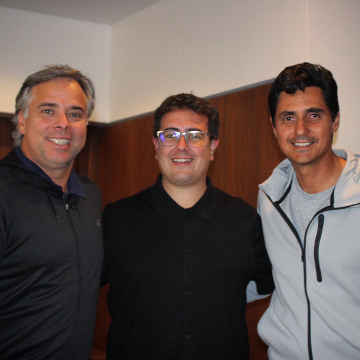 Mañana transmitimos a este par de leyendas del tenis sudamericano por la pantalla de <a href="/zapping_ecu/">Zapping Ecuador</a> 📺 para Ecuador y toda Sudamérica, desde las 11am junto a mi buen amigo <a href="/ferestradao/">Fernando Estrada</a>.

💥 <a href="/nicolapentti/">Nicolas Lapentti</a> 🇪🇨 vs <a href="/fergonzalezel/">Fernando Gonzalez</a> 🇨🇱
📍Riobamba

¡Los esperamos! 🎾