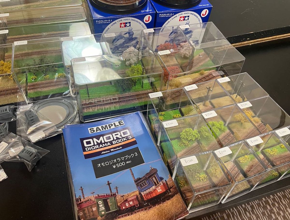 軽便祭お品書き（その１）
○素体シリーズ　
・ナローDL（欧州風）  12,000円
・ナローDL（日本風）  13,000円
・トロッコ（2両セット）3,600円
・N サイズ　電車　11,000円〜12,000円
○余った線路の切れ端を使った↓
「ハンパない展示台」　・1,000〜3,000円
#鉄道模型　#軽便祭