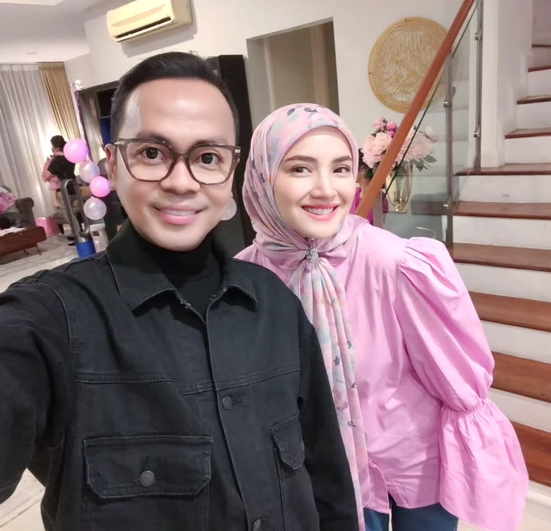 myrnanewss's tweet image. #RNANEWS #RNASELEBSTYLE  

Selamat Hari Lahir ! Semoga Faz terus sihat, BAHAGIA ! Saya pernah nyatakan ayat ini satu masa dulu. &quot; JAGA FAZURA BAIK  BAIK, JANGAN BIARKAN FAZURA PECAH, SEBAB FAZURA ADALAH PERMATA BAGI KAMI &quot; Aamin. ♥️ by #DjSonicHussein #Fazura