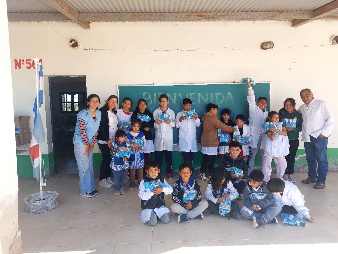 Programa1700D's tweet image. 🛎️ 𝐄𝐥 𝐏𝐫𝐨𝐠𝐫𝐚𝐦𝐚 𝐏𝐫𝐨𝐯𝐢𝐧𝐜𝐢𝐚𝐥 "𝐌𝐢𝐬 𝐏𝐫𝐢𝐦𝐞𝐫𝐨𝐬 𝟏𝟕𝟎𝟎 𝐃í𝐚𝐬" 𝗹𝗹𝗲𝗴ó 𝗮 𝗹𝗮 𝗘𝘀𝗰. 𝗡º 𝟭𝟬𝟳𝟱  𝘆 𝗣𝗼𝘀𝘁𝗮 𝗦𝗮𝗻𝗶𝘁𝗮𝗿𝗶𝗮 𝗱𝗲 𝗚𝘂𝗮𝗻𝗮𝗰𝗼 𝗦𝗼𝗺𝗯𝗿𝗶𝗮𝗻𝗮 𝗗𝗽𝘁𝗼. 𝗔𝘁𝗮𝗺𝗶𝘀𝗾𝘂𝗶.