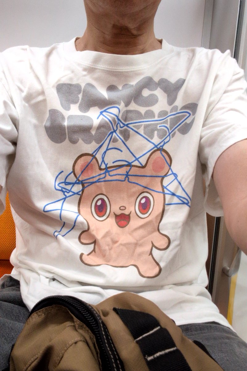 toshibow2021's tweet image. 今日は小田急線沿いの店舗で似顔絵描きのお仕事。ソエジマケイタ(@twiJIMA_KEItter)さんのキャラTシャツを着て出勤です。漫画が好きですが、似顔絵を描くのも楽しいです☺️