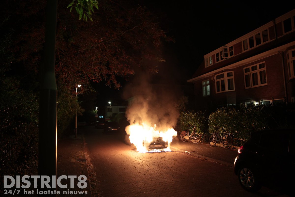 Auto in brand op Koekoeklaan in Den Haag