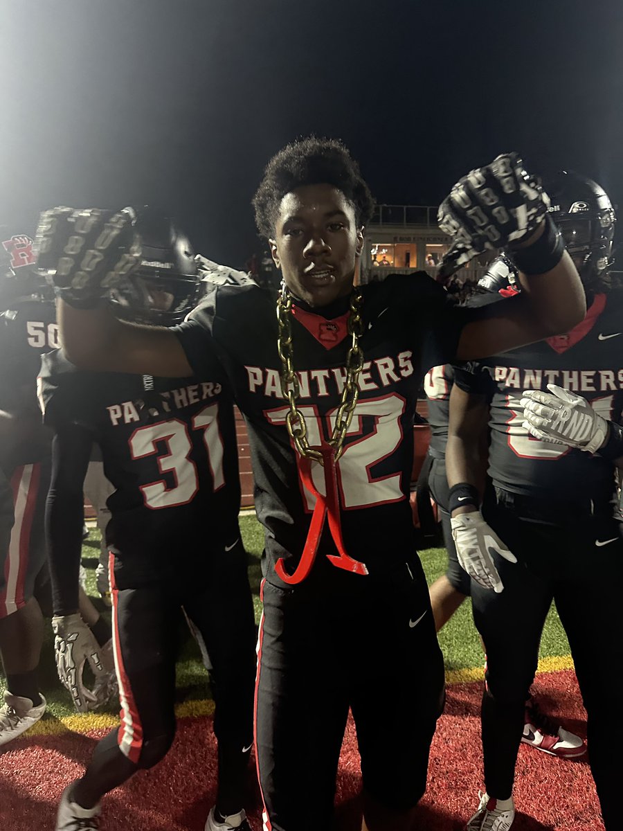 #28 Roseville (3-1) leads #26 Grosse Pointe South (4-0) 18-14

Halftime 

Great comeback by Roseville, despite some mistakes and penalties.

2027 Adrian Thompson wearing the TO chain.
 
<a href="/GPSouth_AD/">Grosse Pointe South Athletics</a> <a href="/RVille_Football/">Roseville Football</a>