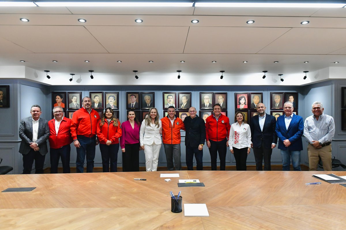 alitomorenoc's tweet photo. Hoy me reuní con nuestra presidenta del @PRI_SLP, @sara_rochaslp, con el alcalde de la capital potosina, @EF_Galindo, y con las y los integrantes del Comité Directivo Estatal.

También nos acompañaron nuestra Secretaria General del @PRI_Nacional, @caroviggiano; el Secretario de Organización, @Jorge_Meade; la Secretaria de Operación Política, @ale_anbec; y el Secretario de Acción Electoral, @rigofuentes.

El priismo potosino demuestra que cuando hay unidad, compromiso y trabajo en equipo, el partido se fortalece y el pueblo de México gana.

En el PRI estamos unidos, firmes y listos para seguir construyendo el futuro que nuestro país merece.