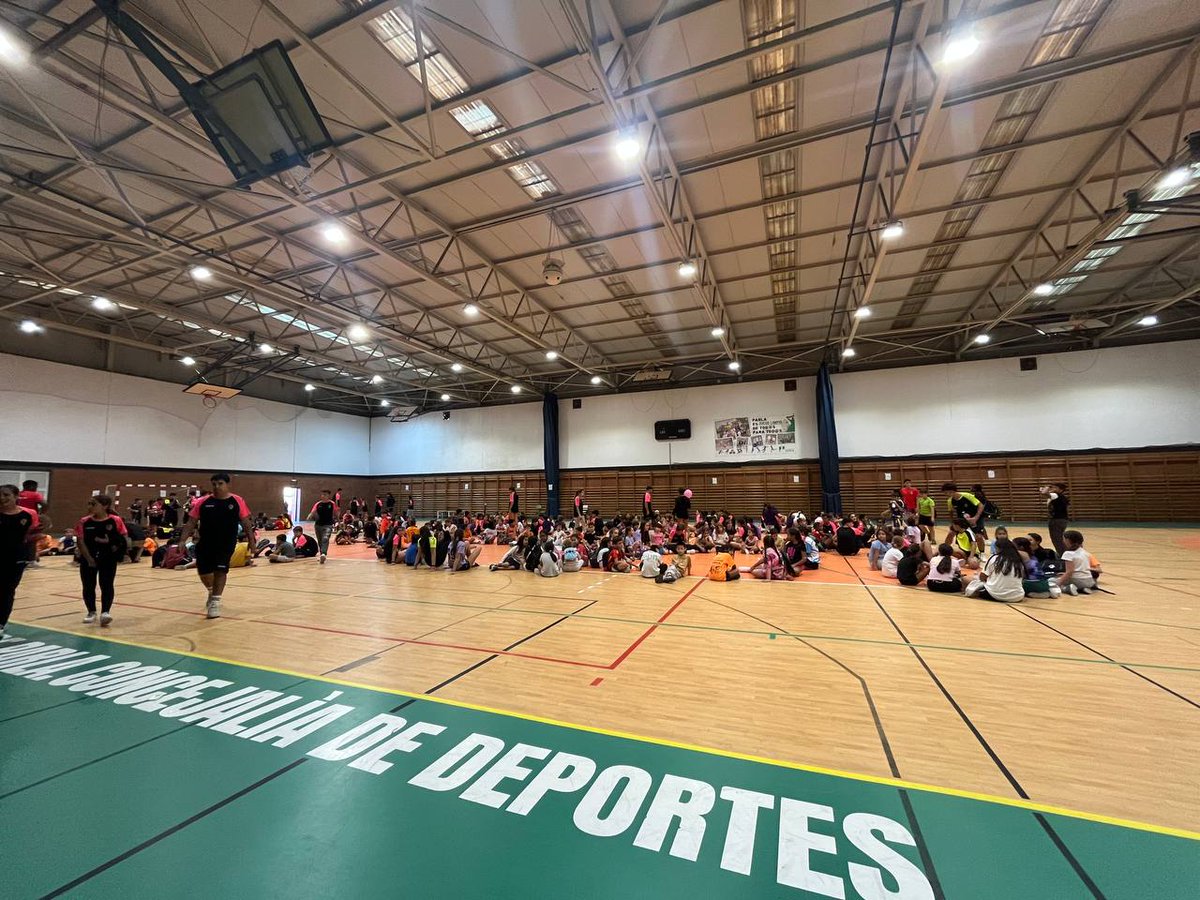 Ayuntamiento de Parla (@aytoparla) on Twitter photo Un centenar de estudiantes de 3º a 6º de primaria de distintos centros de #Parla se han dado cita hoy en el Pabellón de la Cantueña y pistas exteriores de CEIP Miguel Hernández, Julián Besteiro y Pablo Picasso, en el VIII Torneo de Otoño de balonmano organizado por <a href="/CBParla/">Club Balonmano Parla</a> Un centenar de estudiantes de 3º a 6º de primaria de distintos centros de #Parla se han dado cita hoy en el Pabellón de la Cantueña y pistas exteriores de CEIP Miguel Hernández, Julián Besteiro y Pablo Picasso, en el VIII Torneo de Otoño de balonmano organizado por <a href="/CBParla/">Club Balonmano Parla</a>