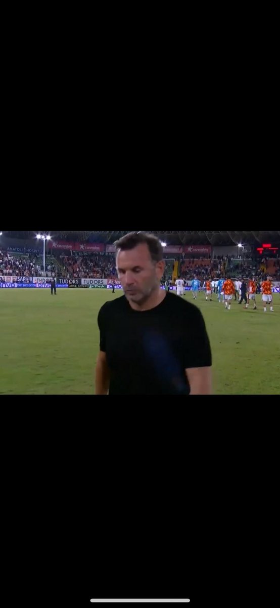 galatasaray üç senedir yetiştirmiyor, avrupa’da bir adım ileri gidemiyor, taktiksel olarak çok sağlam bir düzen kuramıyor. bu kadar maliyetli kadroların tek karşılığının lig şampiyonluğu olması göze batmıyordu ama artık batacak gibi. hocam bazı şeyleri değiştirmelisin gibi