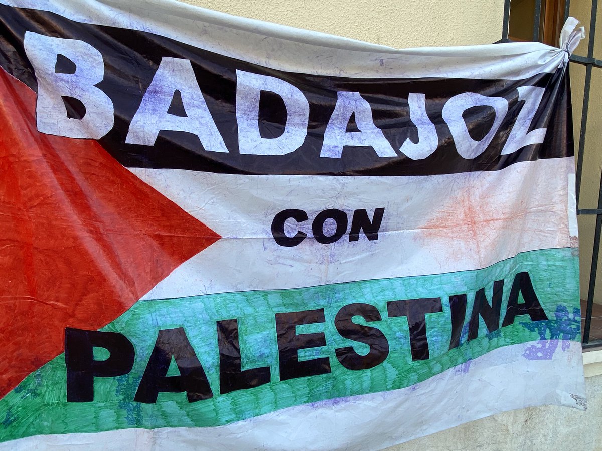Hoy, un buen número de compañeros y compañeras del PSOE de Badajoz han asistido a la lectura de nombres de niños y niñas de Palestina 🇵🇸 asesinados por Israel. Un acto organizado por gente vinculada con la educación y las plataformas @badajozconpalestina y Pensionistas de Badajoz