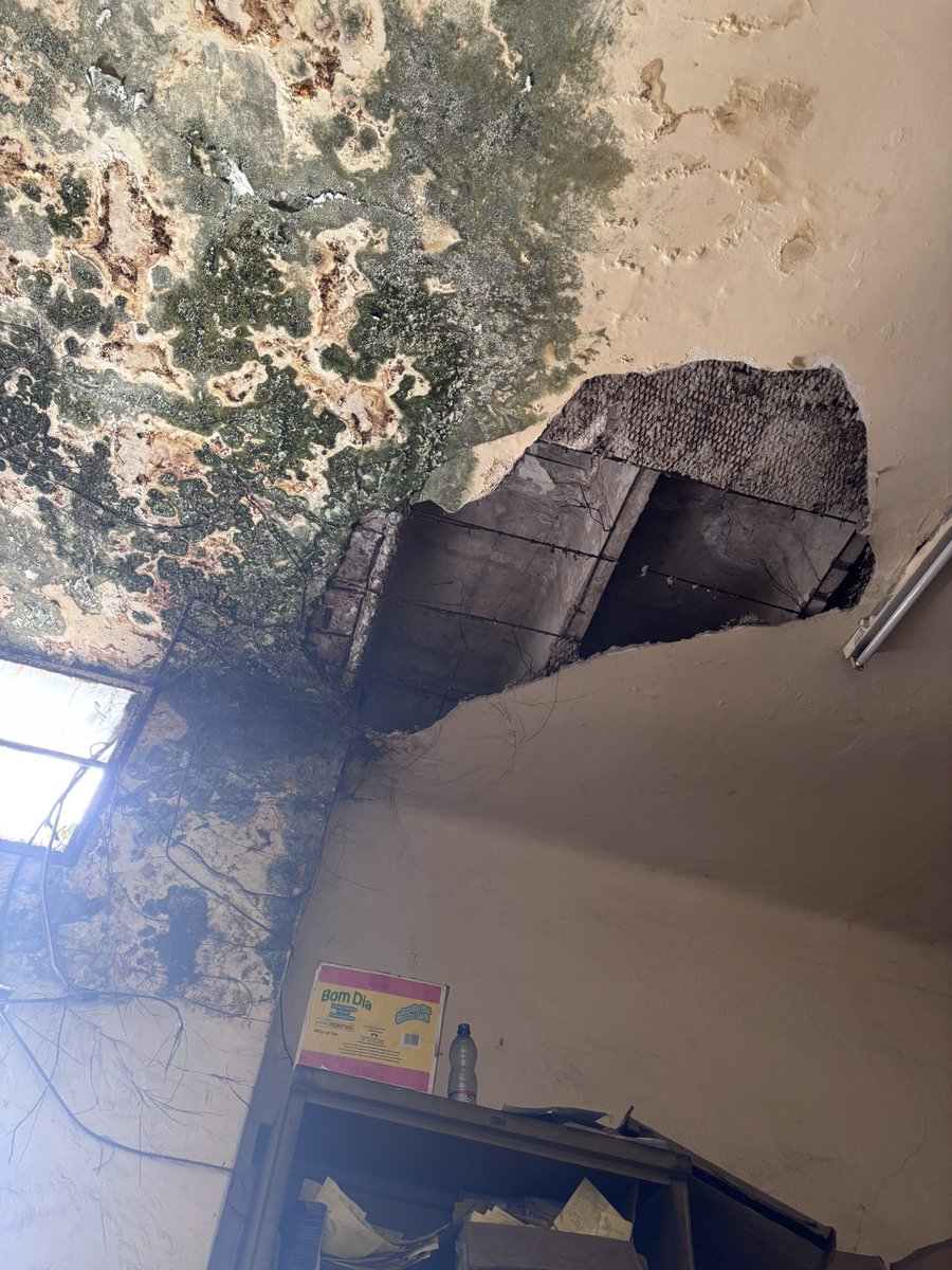 Choix1stJo's tweet image. Ce que vous voyez c’est l’un des bureaux du mini de travail, qd j’ai vu ça j’avais très mal, je me suis tellement posé des questions sur l’avenir de ce pays, si pr ds choses aussi simples c’est compliqué devinez la suite.
Ceux qui nous dirigent détestent ce pays.@MinEmploiTraRDC