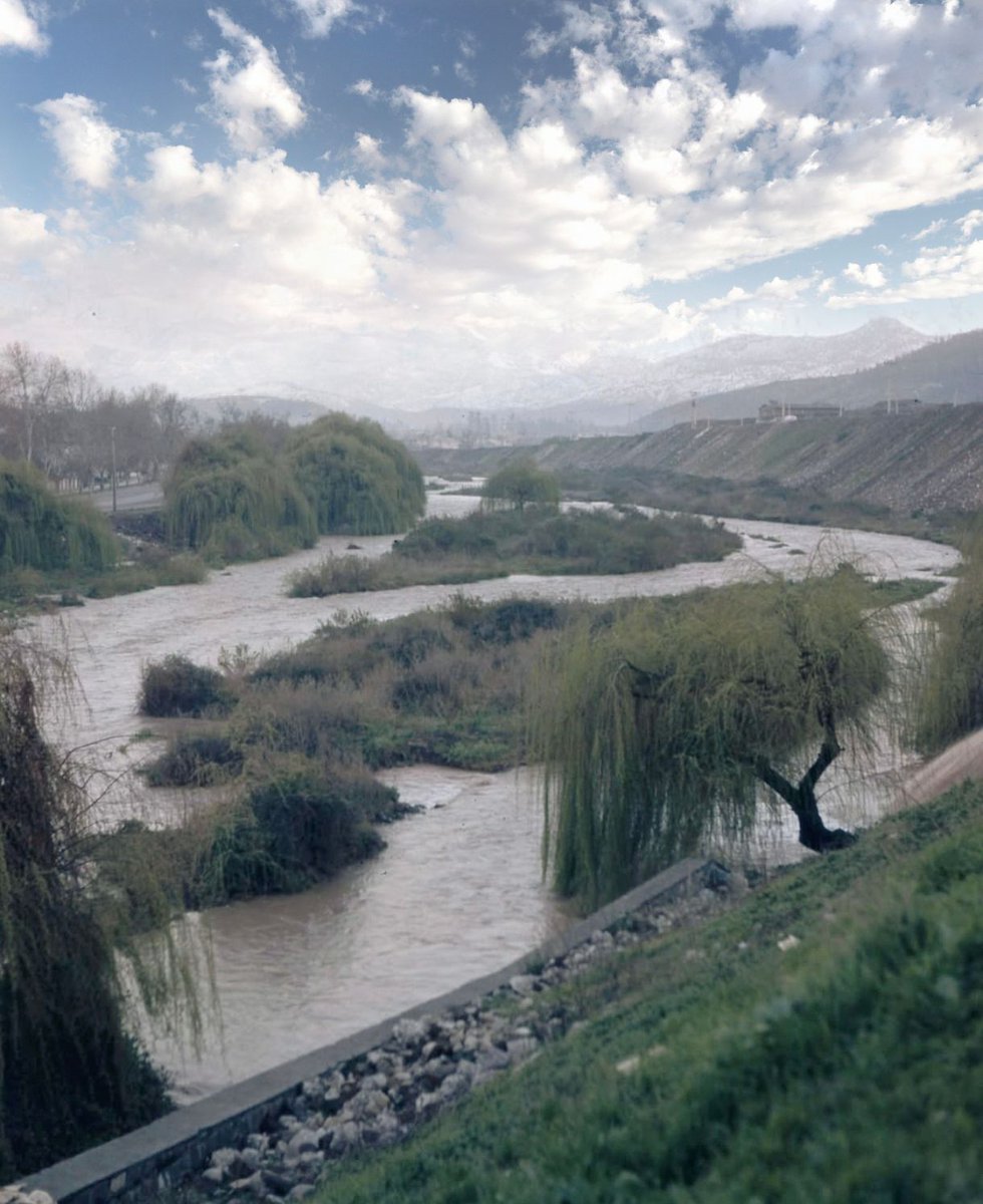 Río Mapocho altura Lo Curro , década del 80 , Las Condes Santiago