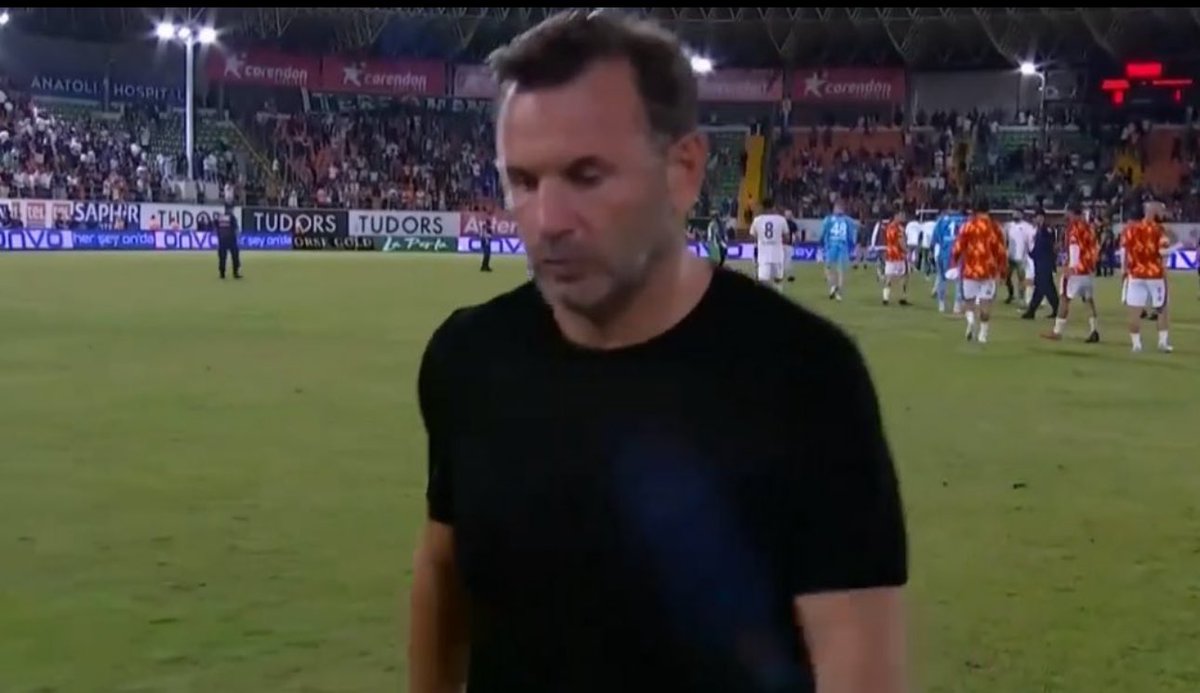 Takımda hiçbir otoritesi yok. Papazlar takımı yönetiyor, forma adaleti desen zaten yok. Bazı oyuncuları oyundan almaya korkuyor, bazıları küsmesin diye o bölgeye transfer yaptırmıyor. Oyuncularla arası açıkmasın diye düzgün idman bile yaptırmıyor. Galatasaray çiftliğe dönmüş.