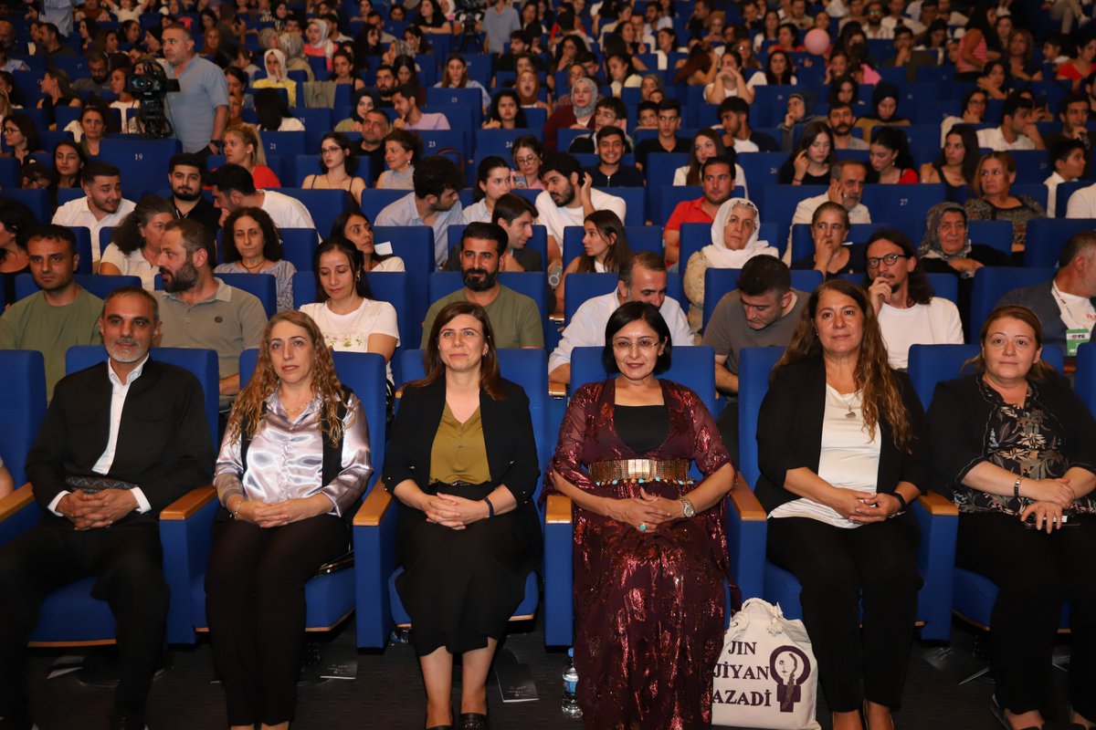 diyarbakirbld's tweet photo. 🎬 Eşbaşkanımız Bucak, 9. FilmAmed Festivali’nin Açılışında ✨

📌 Eşbaşkanımız Serra Bucak, Kayapınar Belediyesi ve Ortadoğu Sinema Akademisi Derneği (OSAD) iş birliğiyle düzenlenen 9. FilmAmed Belgesel Film Festivali’nin açılışına katıldı. Festival, Çand Amed Kültür ve Kongre Merkezi’nde başladı. Açılış programında sanatçı Mehmet Atlı bir konser verdi ve ardından "Jinwar" filminin gösterimi yapıldı. Festival, sinema ve sanatseverlerin yoğun katılımıyla gerçekleşirken, Eşbaşkanımız Bucak da yurttaşlarla bir araya geldi.

🎬 Hevşaredara me Bucak, di Vekirina Festîvala Fîlman a Amedê ya 9an de ye ✨

📌 Hevşaredara me Serra Bucak beşdarî vekirina Festîvala Fîlman a Amedê ya 9an bû ku bi hevkariya Şaredariya Kayapinarê û Komeleya Akademiya Sînemayê ya Rojhilata Navîn (OSAD) hat organîzekirin. Festîvalê li Navenda Çand û Kongreyê ya Çand Amedê dest pê kir. Di bernameya vekirinê de hunermend Mehmet Atli konser da û paşê fîlma "Jinwar"ê hat nîşandan. Festîvala ku bi beşdariya sînemahez û hunermendan hat çêkirin, Hevşaredara me Bucak jî bi gel re hat cem hev.

🎬 Hemşaredara ma Bucak, Akerdişê Festîvalê FilmAmedî yê 9. de ya ✨

📌 Hemşaredara ma Serra Bucak beşdarê akerdişê Festîvalê Fîlman ê Amedî yê 9. bîye ke bi hemkarîya Şaredarîya Kayapinarî û Komela Akademîya Sînema ya Rojhelatê Mîyanênî (OSAD) ame organîzekerdene. Festîval, Merkezê Kulturî û Kongre yê Çand Amedî de dest pêkerd. Programê akerdişî de hunermend Mehmet Atlîyî konser da û dima fîlmê "Jinwar" ame nîşandayene. Festîvalo ke bi beşdarîya sînemahes û hunerhesan reyde ame viraştene, Hemşaredara ma Bucak zî şarî reyde ameye têhet.

#Diyarbakır #Amed #FilmAmed