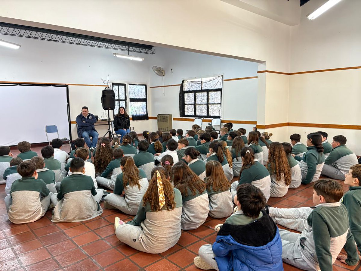 AlamedaCABA's tweet photo. RAUCH | BUENOS AIRES 
Charlas de sensibilización sobre grooming, trata y virtualidad con jóvenes.

La actividad realizada junto al área de género del municipio se llevó a cabo en el marco del Día Internacional de Lucha Contra la Explotación Sexual y la Trata de Personas https://t.co/lPZ4LcLe9Q
