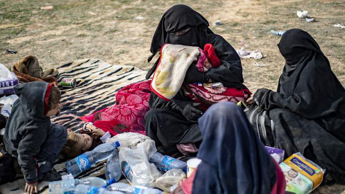 IntSyria25's tweet photo. فرنسا: السجن بين 10 و13 عاما لثلاث فرنسيات عدن من سوريا بعد انضمامهن الى تنظيم داعش الارهابي

اصدرت محكمة الجنايات الخاصة في باريس حكما على ثلاث فرنسيات عدن من سوريا، من بينهن جنيفر كلان، ابنة شقيق الأخوين جان-ميشيل وفابيان كلان المسؤولين عن دعاية تنظيم داعش الارهابي، بالسجن لمدة تتراوح بين 10 و13 عاما، مع متابعة قضائية اجتماعية لمدة ثماني سنوات بعد انتهاء العقوبة.

جنيفر كلان (34 عاما) حكمت بالسجن 11 عاما بعدما كان الادعاء قد طلب 13 عاما. كريستين ألين (67 عاما) حماتها، ادينت بالسجن 13 عاما مع فترة امان الزاميه لثلثي المدة، فيما كان الادعاء قد طلب 15 عاما. اما مايالين دوهار (42 عاما)، وهي زوجة ابن كريستين ألين، فقد حكمت بالسجن 10 اعوام مع مذكرة ايداع مؤجلة.

النساء الثلاث غادرن فرنسا عام 2014 الى مدينة الرقة السورية برفقة اطفالهن. جنيفر كلان انضمت الى زوجها كيفين غونو الذي اختاره لها عمها جان-ميشيل كلان حين كانت تبلغ السادسة عشرة، ليصبح لاحقا عضوا في تنظيم داعش الارهابي. الأخوين كلان، جان-ميشيل وفابيان، كانا أبرز الاصوات في تبني هجمات 13 نوفمبر 2015 في باريس، وحكم عليهما غيابيا بالسجن المؤبد في فرنسا عام 2022، ويفترض انهما قتلا في سوريا.

في سبتمبر 2019، اوقفت النساء الثلاث في تركيا مع تسعة اطفال تتراوح اعمارهم بين 3 و13 عاما، قبل ترحيلهن الى فرنسا. اعتبرت المحكمة انهن “بقين بطريقة مستمرة ضمن الجماعات الجهادية” وانضمامهن الى تنظيم داعش الارهابي تم “بكامل ارادتهن”، مستفيدات من الرواتب والمساكن التي وفرها التنظيم.

خلال المحاكمة، عبّرت جنيفر كلان عن “اعتذارها الصادق والعميق” لكل الضحايا المباشرين وغير المباشرين للجهاديين في فرنسا وسوريا والعراق وأماكن اخرى، وقالت انها تندم على “الالم الذي تسببت به ��ائلتها”، مؤكدة انها كانت “معمية” بعائلتها. اما مايالين دوهار، فقالت قبل المداولات: “لست ضحية، الضحايا هم الآخرون، اولئك الذين عذبهم وقتلهم التنظيم الذي انتميت اليه: انا مسؤولة”، واعتذرت ايضا لضحايا التنظيم ولأطفالها الخمسة.
#INT