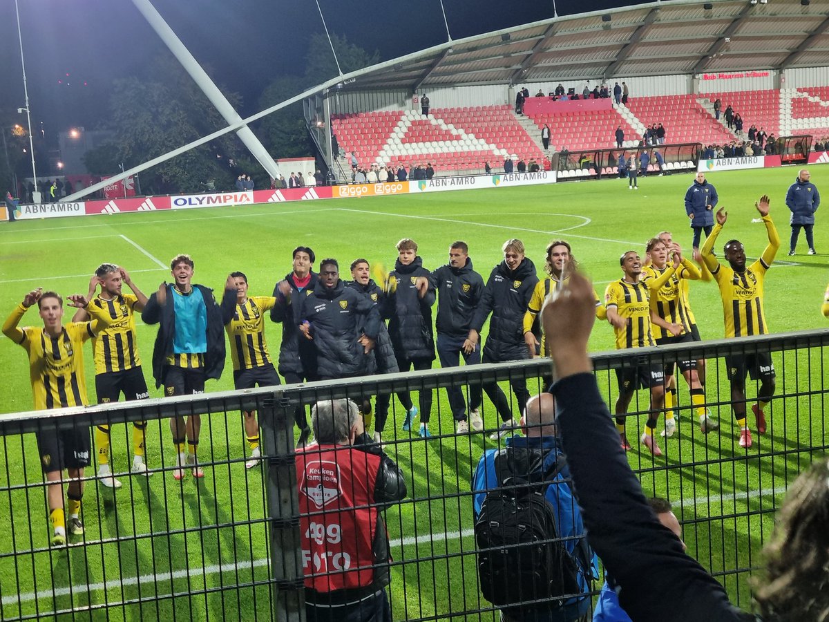 Einde op De Toekomst. Met twee snelle goals (Van Zijl en Triep) na rust leek VVV op rozen te zitten (1-3). Na de 2-3 werd het toch weer onnodig spannend, totdat Blancquart met een rake kopbal in veilige haven bracht: 2-4. De eerste uitzege van het seizoen! #jajvvv #heujheujheuj