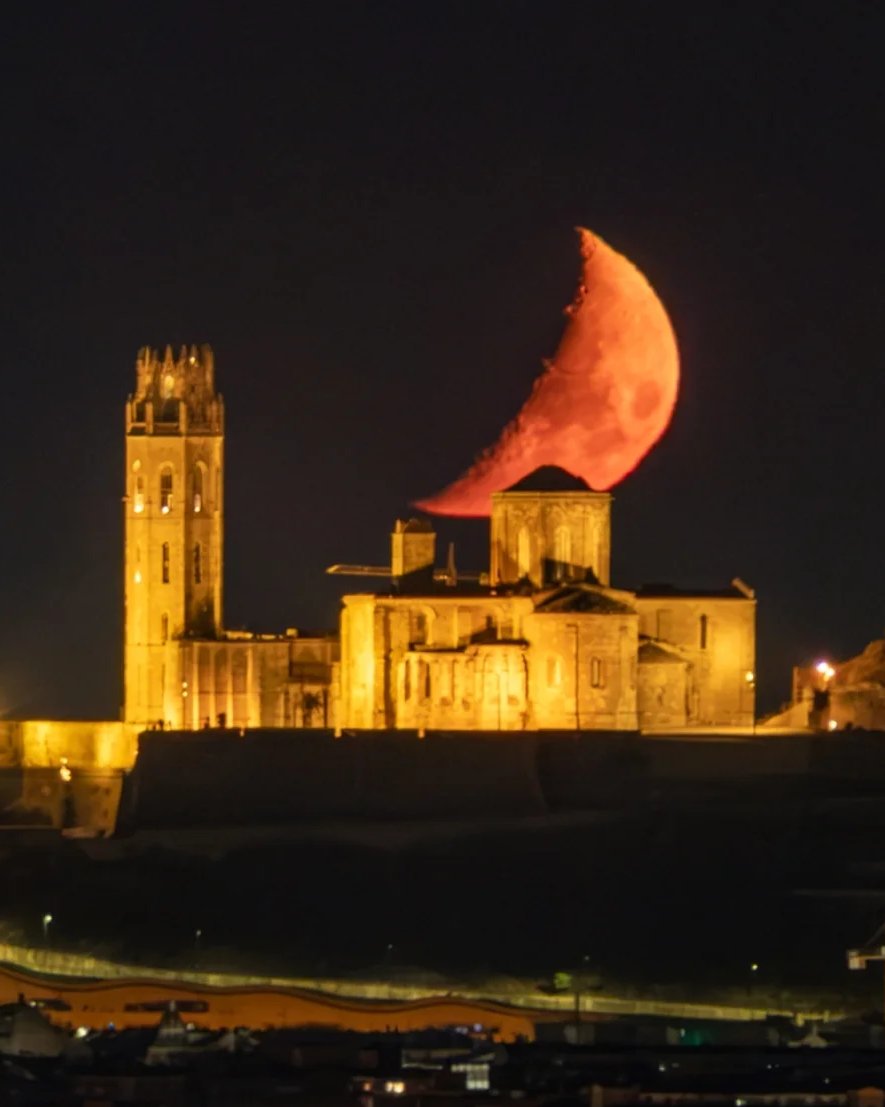 Per donar la benvinguda a les #FestesDeLaTardor, imatge #Lleidatanament brutal de lo <a href="/rboria/">Ruben</a>, merci! Bona Festa Major!!! 
#Lleida #FMLleida #SeuVella