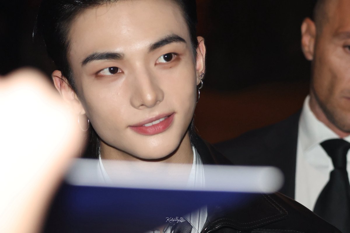 Kalopsiay_hj's tweet photo. 250926 

HYUNJIN REIGNS OVER MILAN 
HYUNJIN PRINCE OF VERSACE

#VersaceSS26_HYUNJIN
 #현진  #Hyunjin https://t.co/EIx70jDPcG