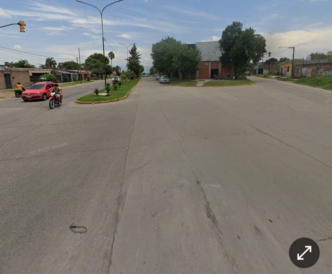 Vecinos de Villa Mariano Moreno denuncian que entre la calle 13 y 10 en Diagonal Eva Perón, están sin el suministro de agua desde el Miércoles. No pueden hacer los reclamos a los números de la SAT. Muchas familias están agobiadas por el calor y sin agua.