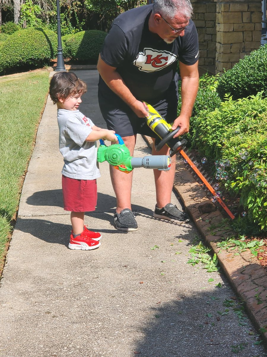 VRKyle's tweet image. Cutting the bushes always sucks. But as long as I have my little buddy, Henry, and his bubble blower, it makes for a good day! #papilife #gochiefs