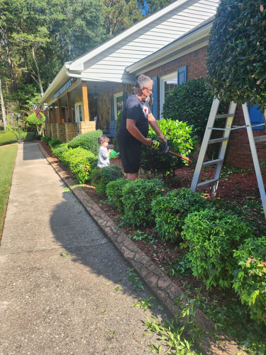 VRKyle's tweet image. Cutting the bushes always sucks. But as long as I have my little buddy, Henry, and his bubble blower, it makes for a good day! #papilife #gochiefs