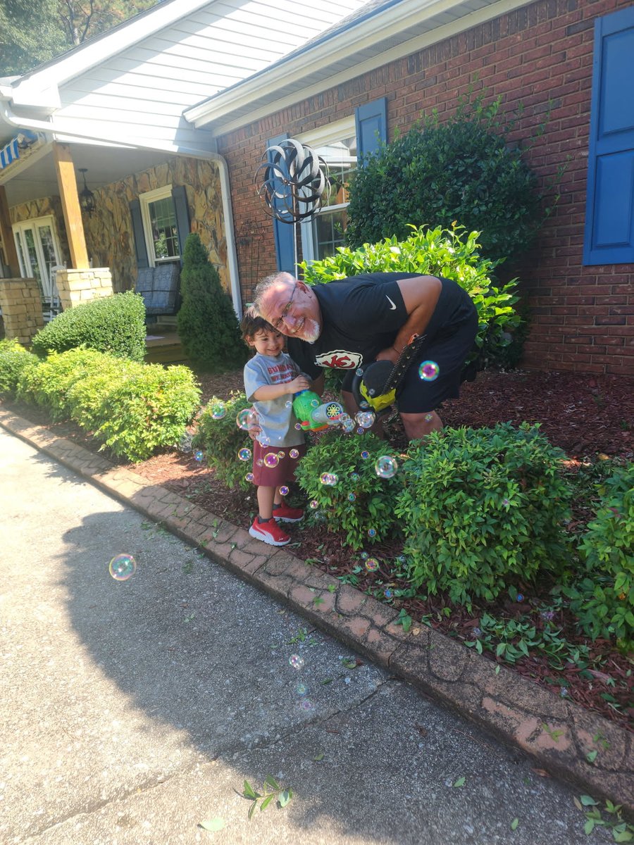 VRKyle's tweet image. Cutting the bushes always sucks. But as long as I have my little buddy, Henry, and his bubble blower, it makes for a good day! #papilife #gochiefs
