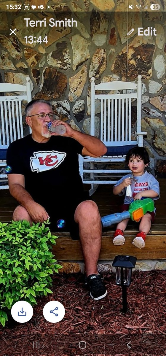 VRKyle's tweet image. Cutting the bushes always sucks. But as long as I have my little buddy, Henry, and his bubble blower, it makes for a good day! #papilife #gochiefs