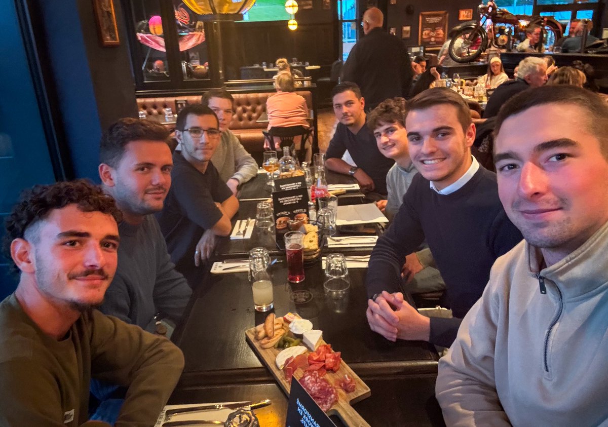 À Mâcon ce soir, avec les jeunes du Rassemblement National du Mâconnais pour un apéro militant. Une jeunesse militante pleine d’énergie et d’engagement pour notre pays. 🇫🇷