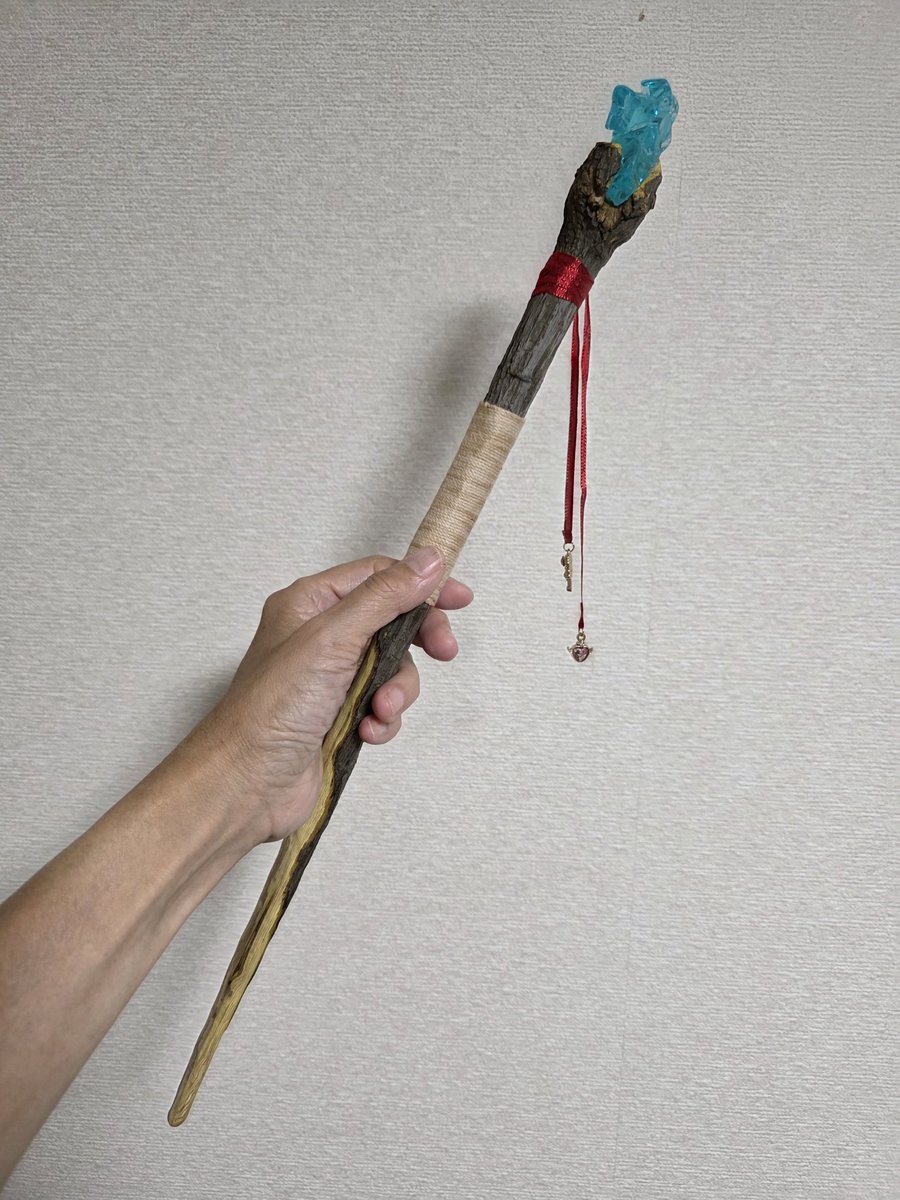 Receptrix_ALLUL's tweet photo. 先日参加したとあるイベントのために作った魔法の杖。
めっちゃ受けました（笑）
松の枝から作った一点物です。 https://t.co/6vL1BKpx5g