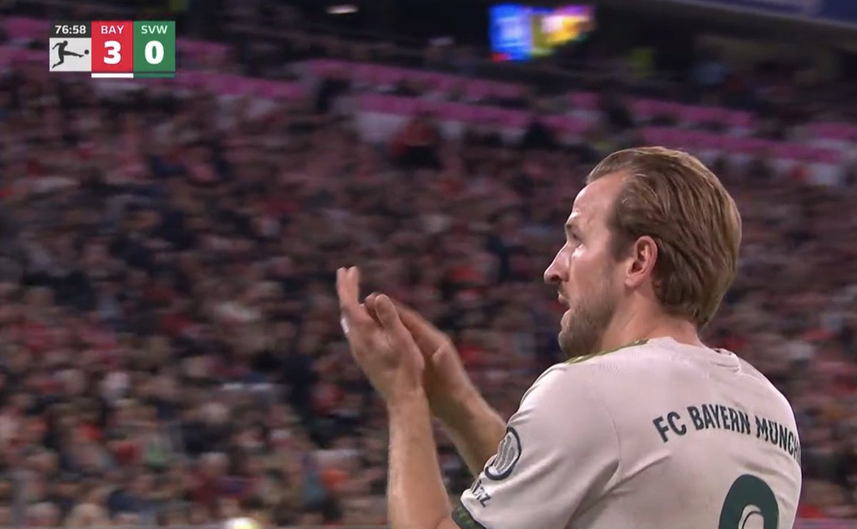 TouchlineX's tweet image. 📸 - Harry Kane is taken off and receives a standing ovation.

100 goals + 29 assists in 104 games for the club, that is absolutely incredible! 🔥