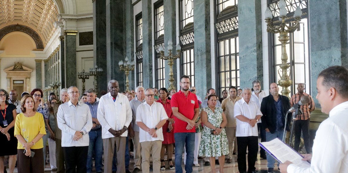 Este acto de profunda solidaridad y amor con la Patria de Bolívar y Chávez, con la hermana Venezuela, estuvo encabezado por Esteban Lazo, presidente de <a href="/AsambleaCuba/">Asamblea Nacional Cuba</a>; y contó con la participación del Embajador de #Venezuela🇻🇪 en #Cuba🇨🇺, Orlando Maneiro 

#CubaConVenezuela