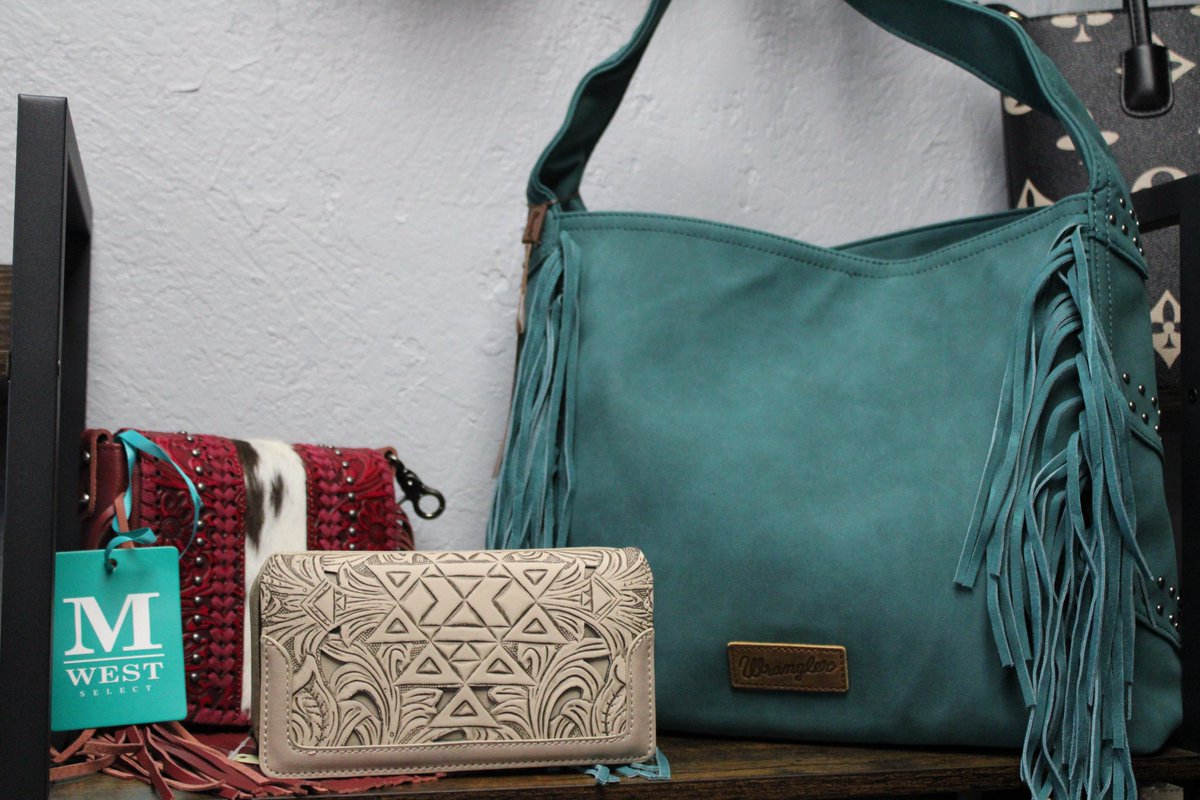 The crisp air is here and so is the perfect fall wardrobe! 🏈🍂

Get game day ready or just look fabulous for your pumpkin spice run at Sweet Southern Swank Boutique!

🔵 Comfy-Chic Fall Fashions
🟢 Football Graphic Tees
🔵 Fall Scents and Accessories

📍 1510 N Kickapoo Ave