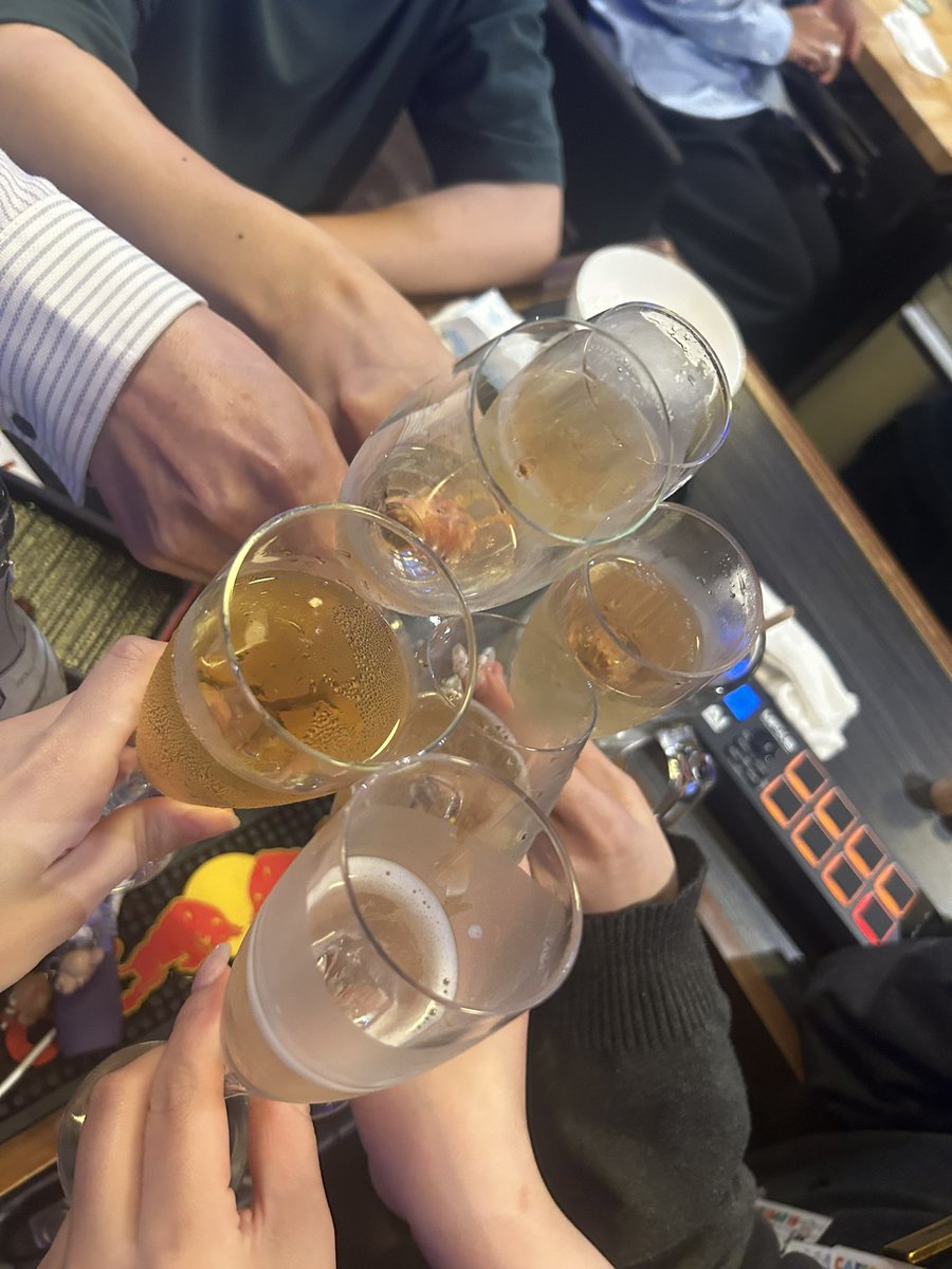 退勤しました✨ぽんぽんぽん🍾ありがと〜🥰ちょっとみんなが楽しませてくれすぎちゃって勢い余ってヘドバンしちゃった(^_^)/💦今日バイバイしてくれたみんなも元気でね😭応援してる😭ゆかり明日で出勤最後です！！！来てくれないと、ォレ寂しいお〜😭😭😭