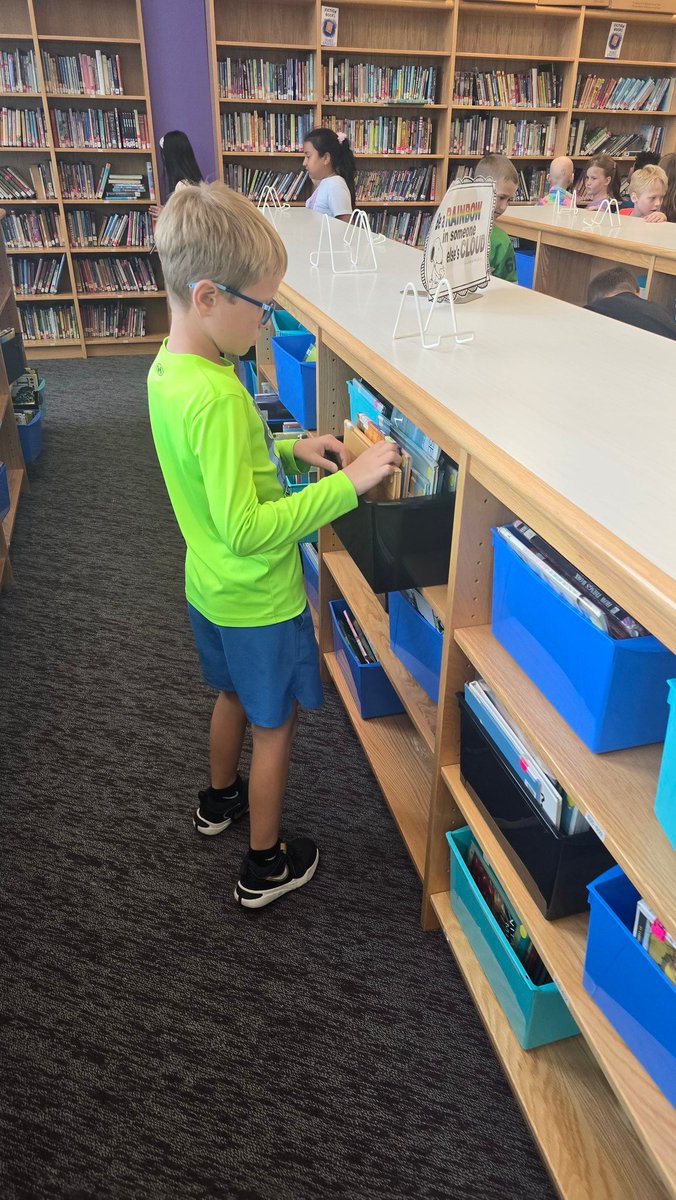 SeidlSTEAMspace's tweet image. Everyone was so excited to check out new books this week!