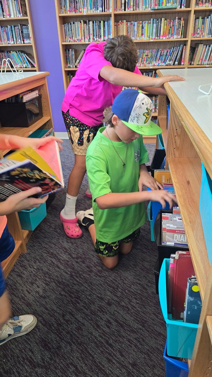 SeidlSTEAMspace's tweet image. Everyone was so excited to check out new books this week!